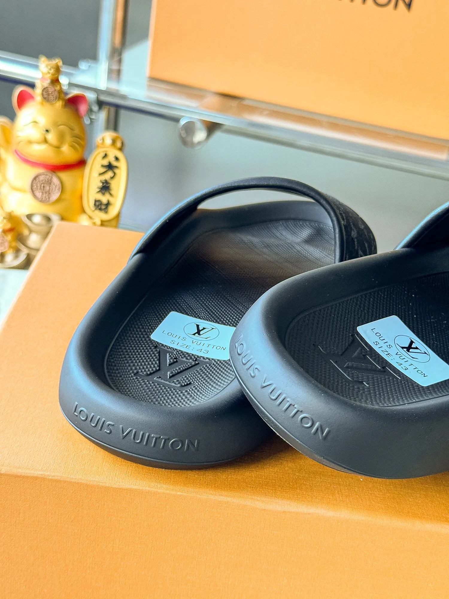 [L Home] P: 300💰 ▪️Shoe size: Women's 35-40 Men's 38-46▪️Packaging: Counter top quality~original packaging Louis Vuitton lv couple's monogram embossed slippers This season, Waterfront sandals return with a new look, and the upper buckle is embossed with Louis Vuitton's iconic Monogram pattern. Made of waterproof rubber with a comfortable and resilient insole. The lightweight, flexible outsole is embossed with the Louis Vuitton logo. Exquisitely packaged at the delivery counter 🛍📦 ▪️Fabric: Original molded rubber foam ▪️Sole: Original molded rubber foam outsole ▪️Sole thickness: 3CM.